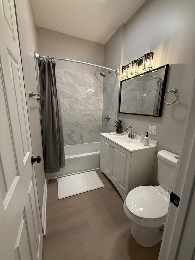 Building Photo - 3049 N Avers Ave