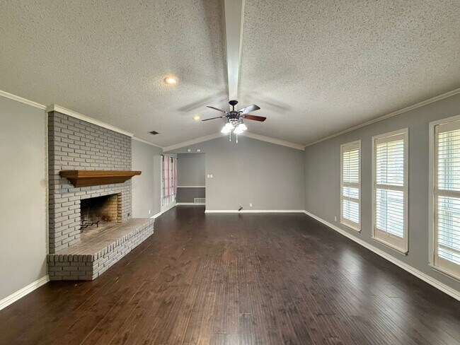 Building Photo - Available Now! Spacious 4 Bed/3 Bath Home in Tyler! Hot Tub!