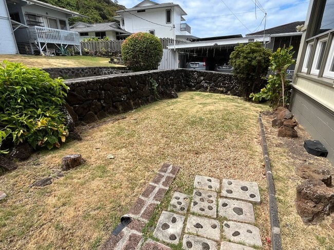 Building Photo - 3/1 with 2 car carport in Pauoa Valley
