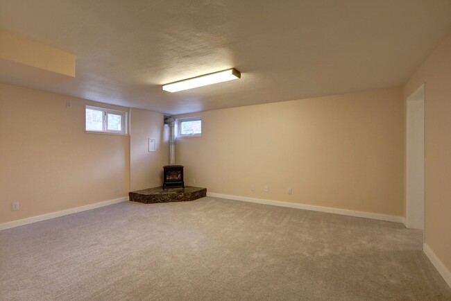 Building Photo - Unique Laurelhurst 3 Bedrooms with 2 Bathr...