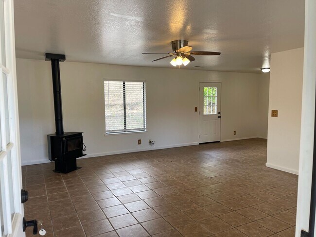 Building Photo - Fresh & Clean 3br with views