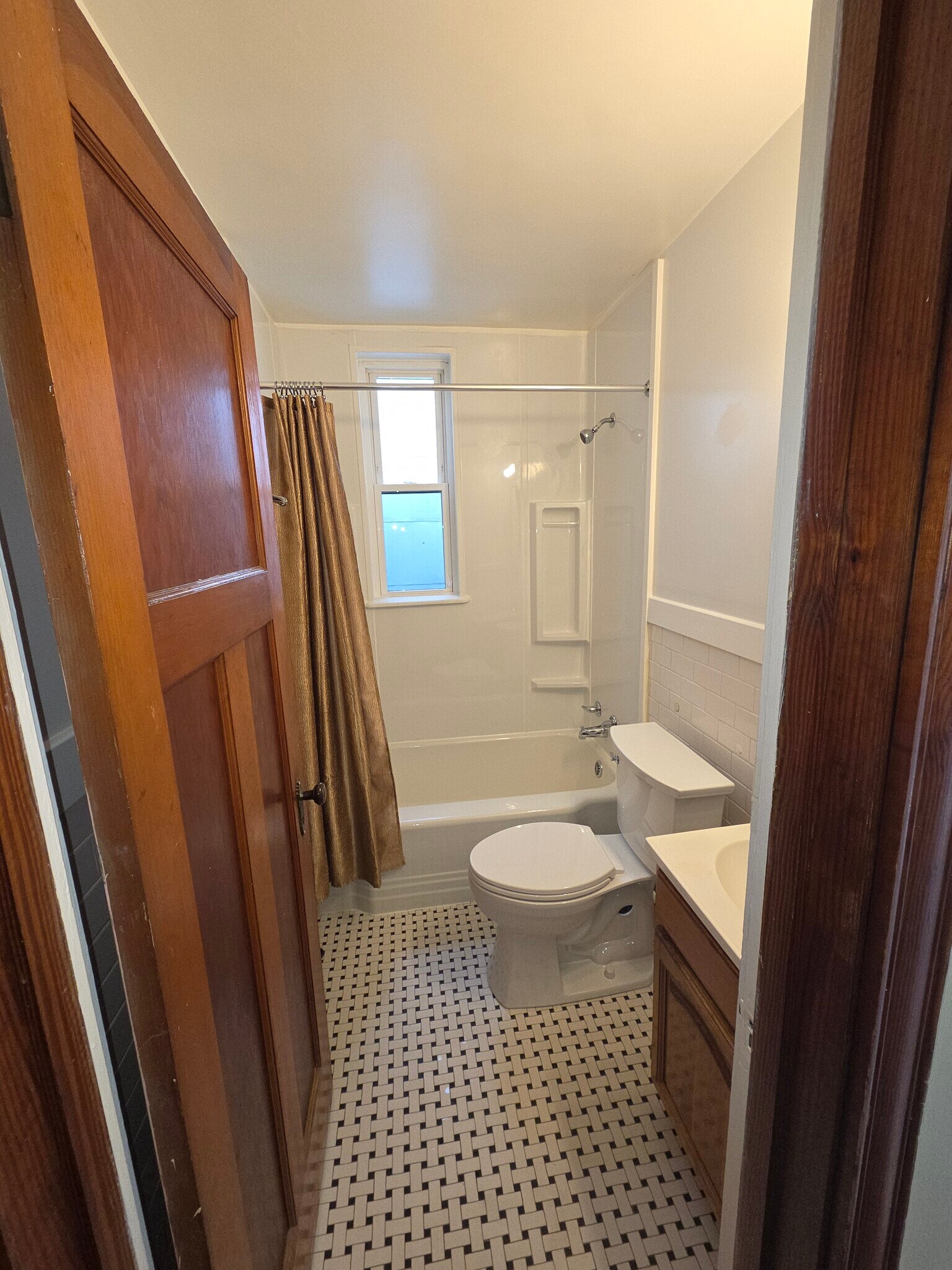 Building Photo - 302 Folcroft St