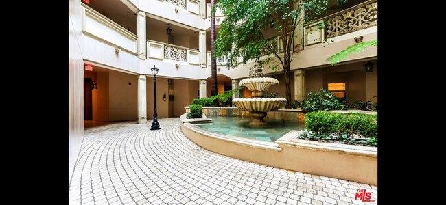 Building Photo - 850 N Croft Ave