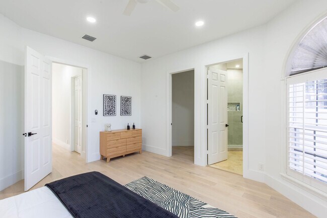 Building Photo - 2443 Players Ct