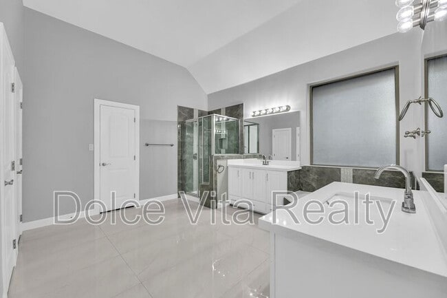 Building Photo - 10613 N 24th St