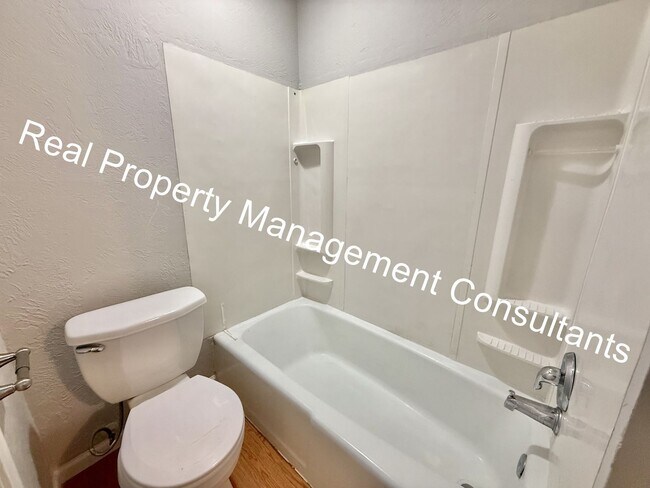 Building Photo - Updated 3-Bedroom Townhome Live Deposit Free with Obligo