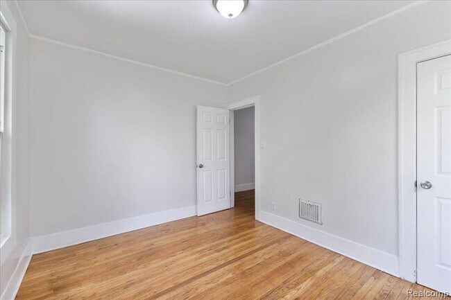 Building Photo - Stunning 2 bed and it's Section 8 friendly!