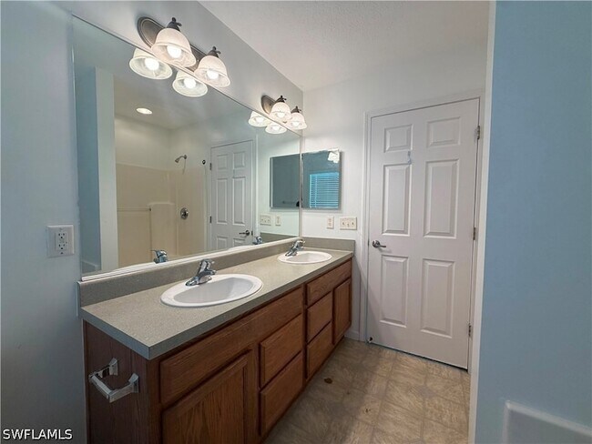 Building Photo - 250 Leawood Cir