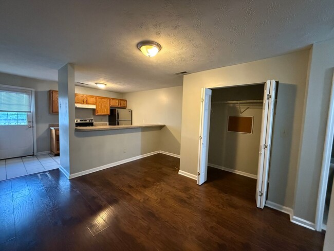 Building Photo - 2 Bedroom pay ONLY Electric!