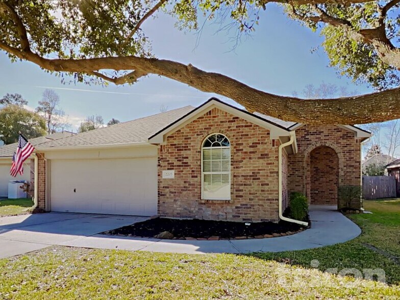 Building Photo - 2205 Highland Hills Dr