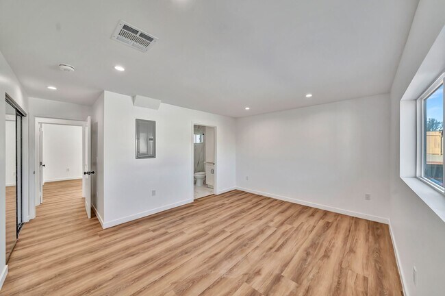 Building Photo - 11845 Hamlin St