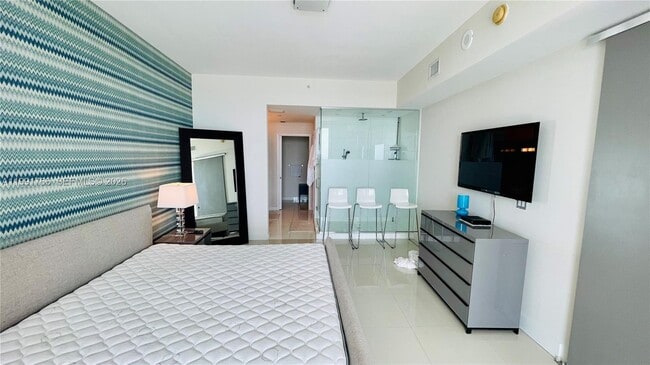 Building Photo - 2020 N Bayshore Dr