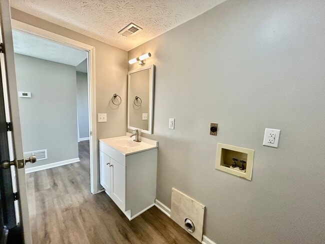 Building Photo - Modern 3BR Apartment in Richmond!
