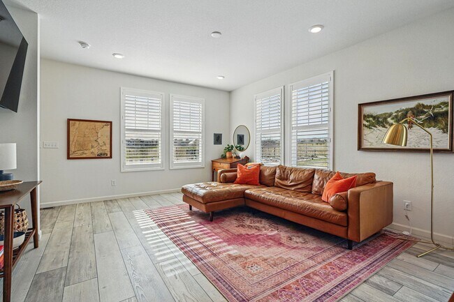 Building Photo - Spacious 3BR/3BA Townhome-Available NOW! $...