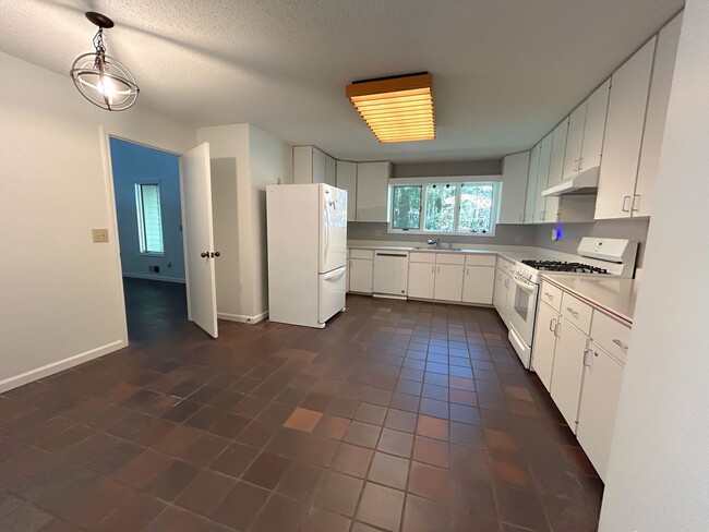 Building Photo - Spacious Contemporary Home in a Private Wo...