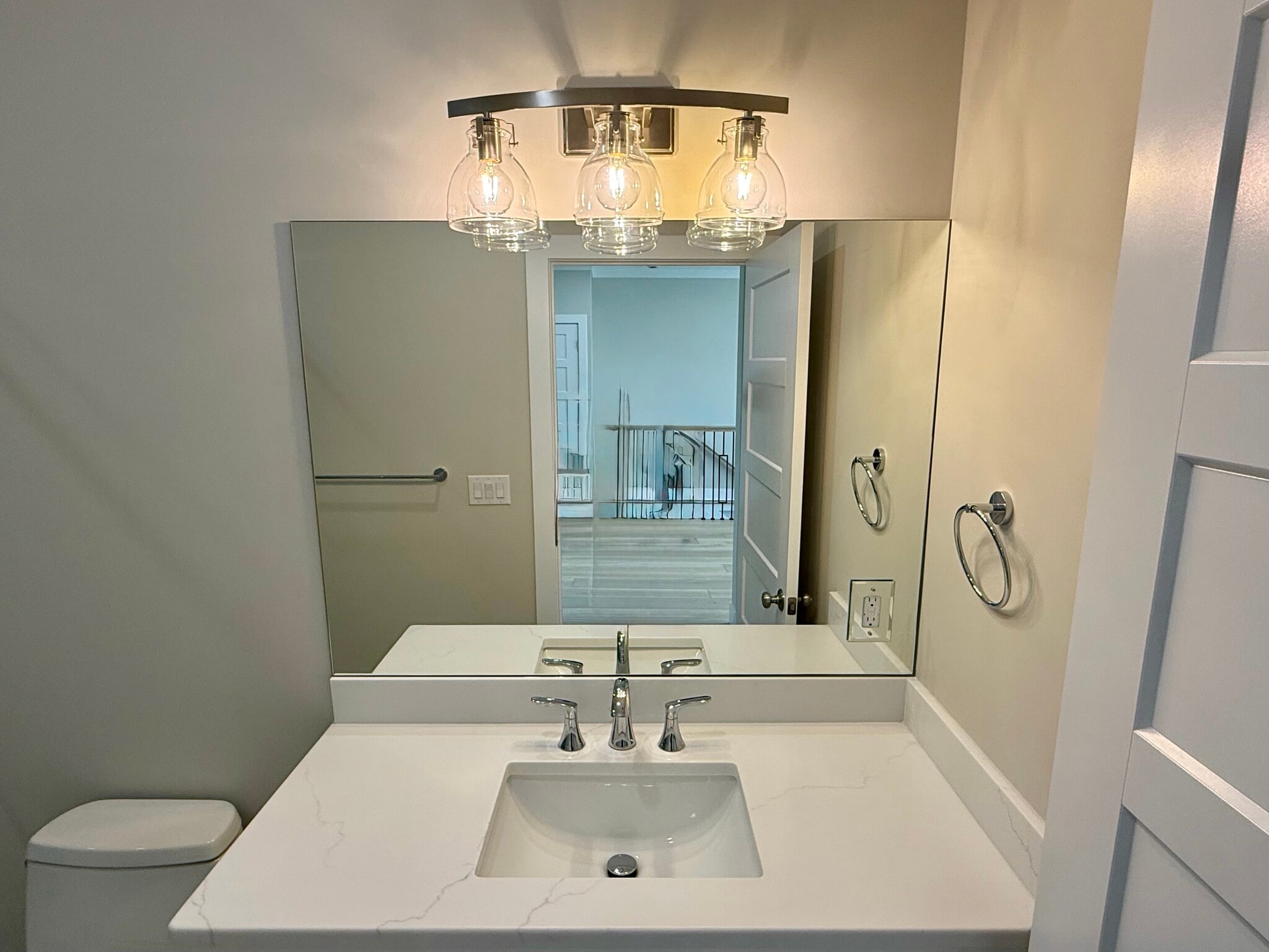 Building Photo - 906 Main St