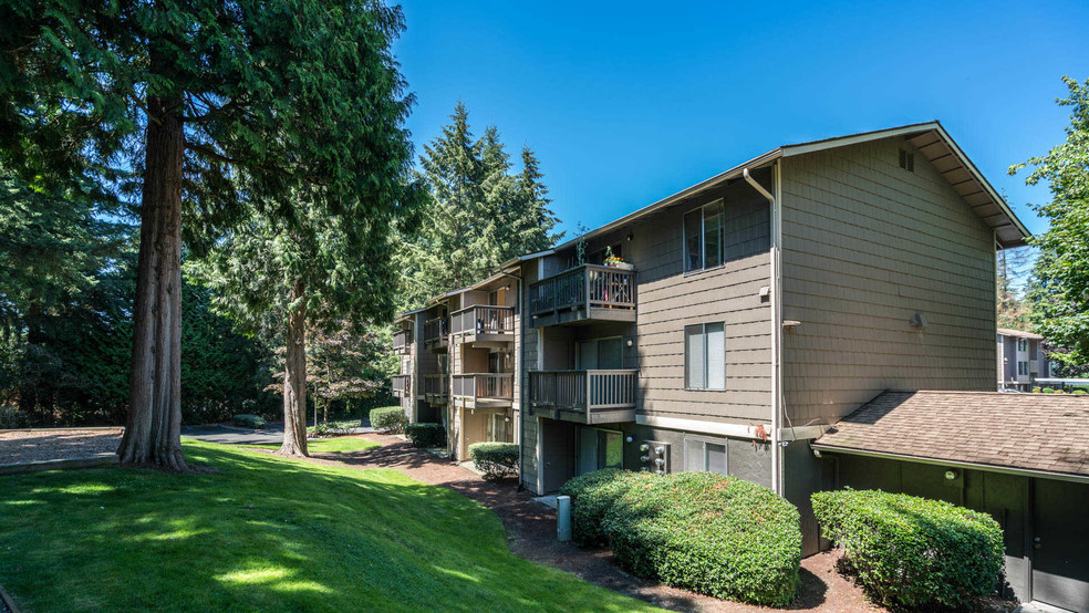 Redmond Court Apartments Building - Redmond Court