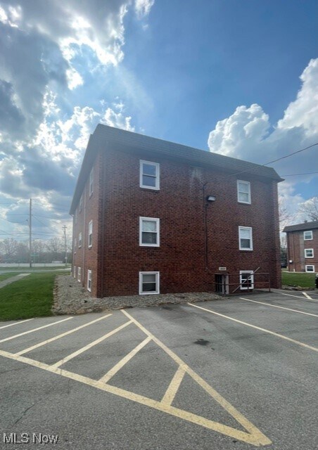 Building Photo - 1810 Mahoning Ave NW