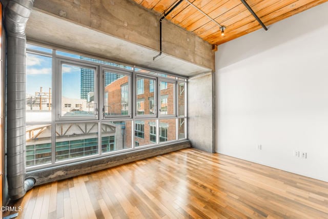 Building Photo - 530 S Hewitt St