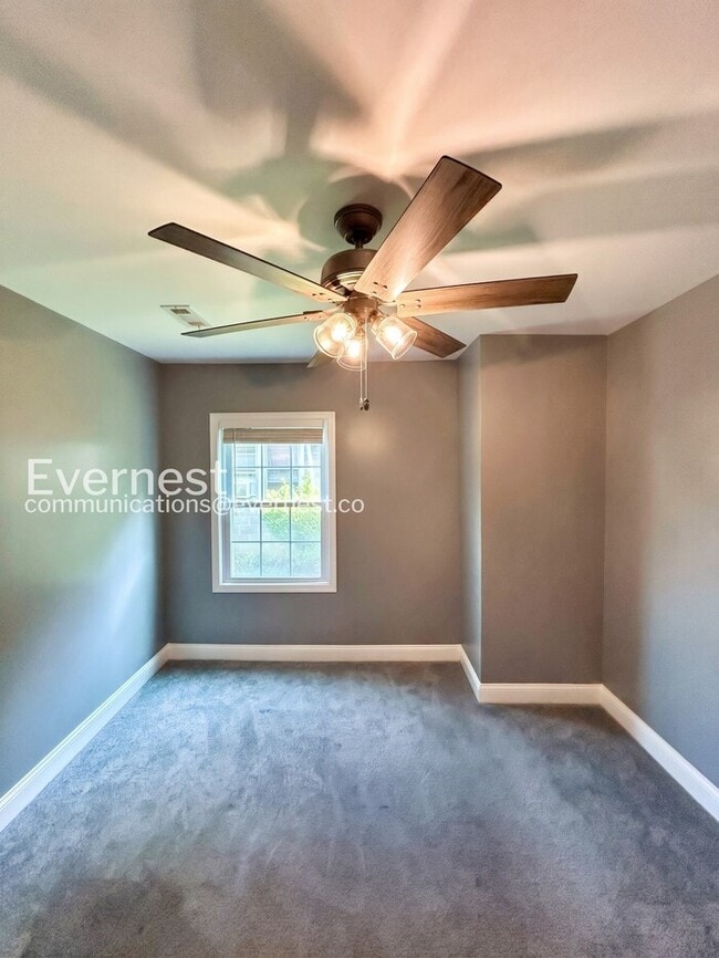 Building Photo - 2 Bed, 1 Bath Home with Off-Street Parking / Pet-Friendly / Available Now!