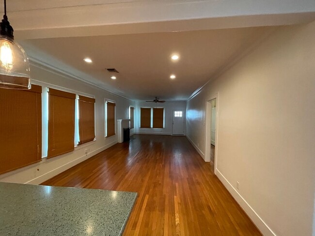 Building Photo - Freshly updated 2/2/Study home