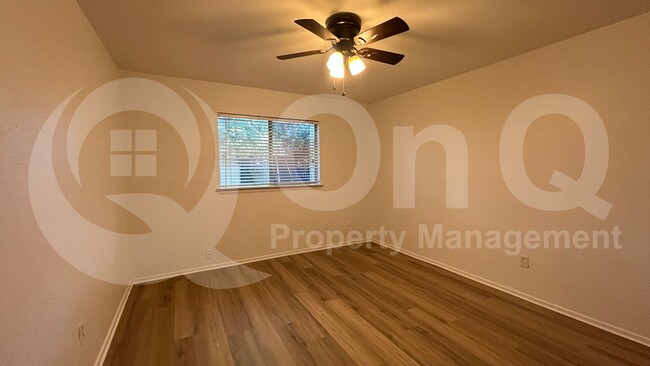 Building Photo - 807 Cavalier Dr