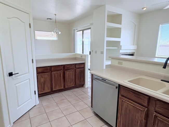 Building Photo - *AVAILABLE NOW* Gorgeous 3 bed/2 bath home...