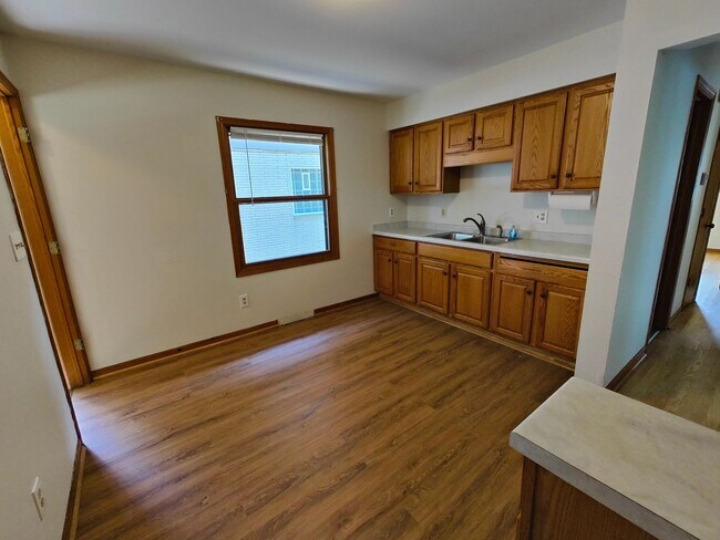 Building Photo - Spacious 3-bedroom single family home w/ f...