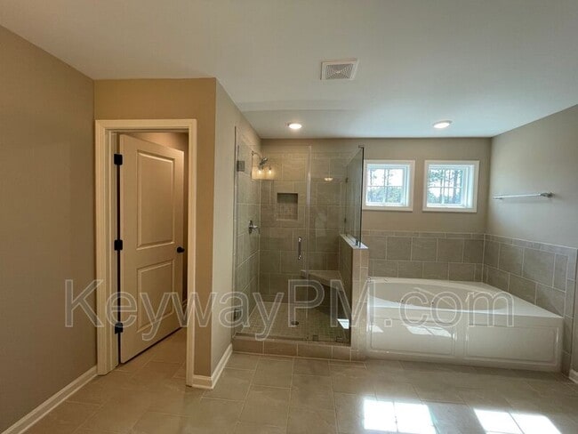 Building Photo - 2322 Sheridan Dr