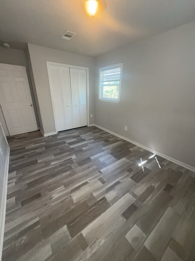 Building Photo - 905 Raymond Rd