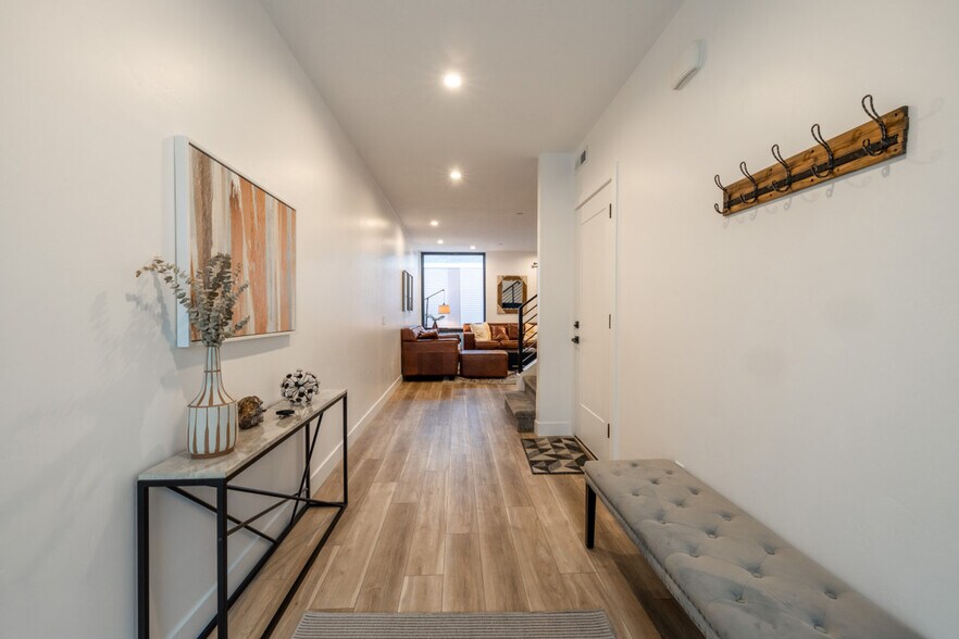 Building Photo - 2595 S 700 E