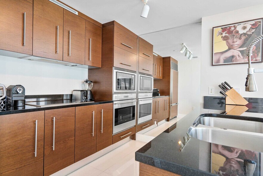 Building Photo - 485 Brickell Ave
