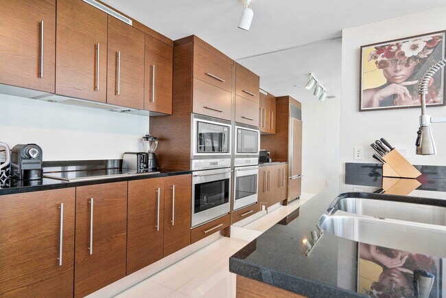 Building Photo - 485 Brickell Ave