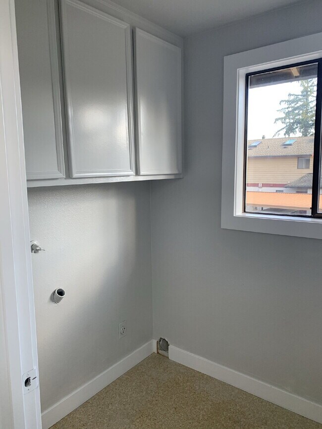 Building Photo - Townhome Available for Move-In!