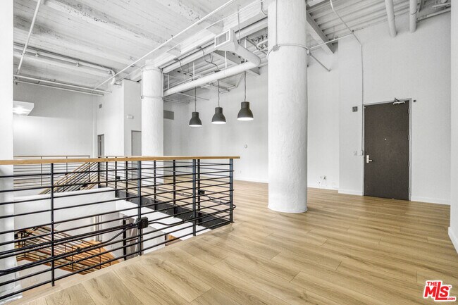 Building Photo - 330 W 11th St