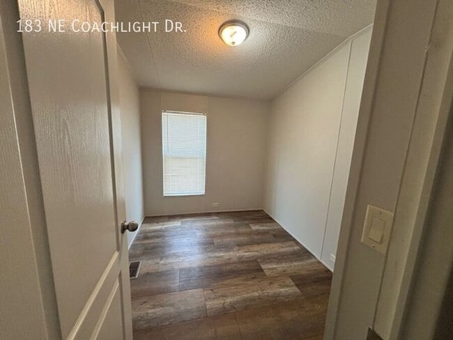 Building Photo - 183 Coachlight Dr