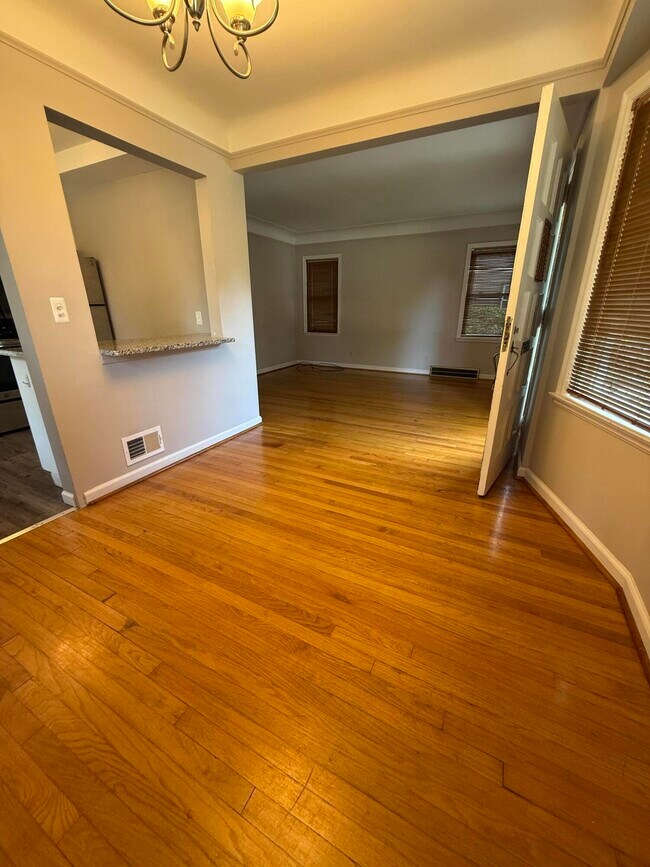 Building Photo - 1625 W Farnum Ave