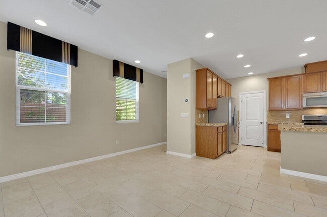 Building Photo - Southern Highlands: Spacious 4-Bedroom Home in a Gated Community with Upstairs Loft, Private Back...