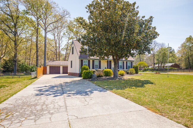 Building Photo - 421 Evanrude Ln