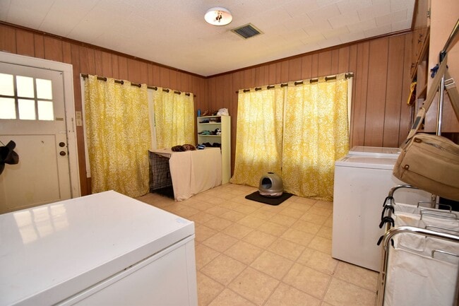 Building Photo - 3 Bed 2 Bath Home on Tech Drive