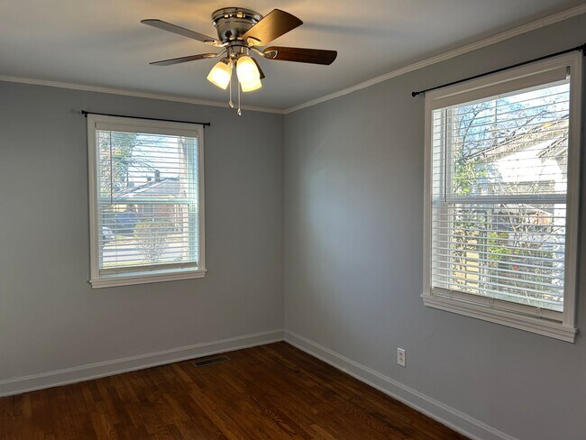 Building Photo - 2224 Roslyn Ave