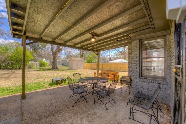 Building Photo - Colonial Acres East Memphis cutie! 3 bedrooms and tons of updates! Appliances included.