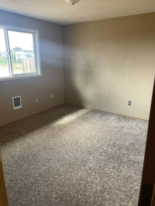 Building Photo - 00340-1554/1555 Wedgewood