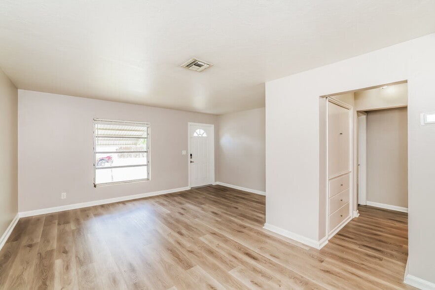 Building Photo - 195 E 28th St