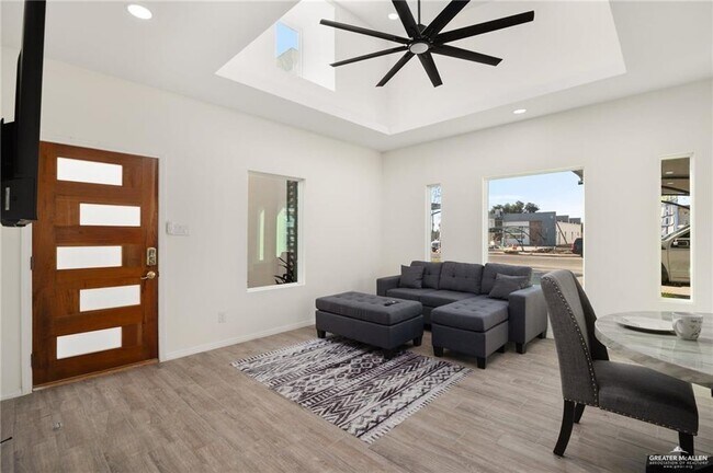 Building Photo - 1605 Karen Dr