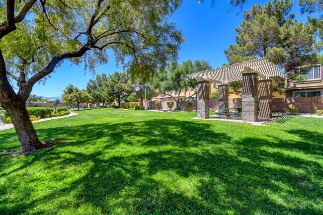 Building Photo - 3 Bed Home - Open Floor Design - Community Pool - New Everything Inside