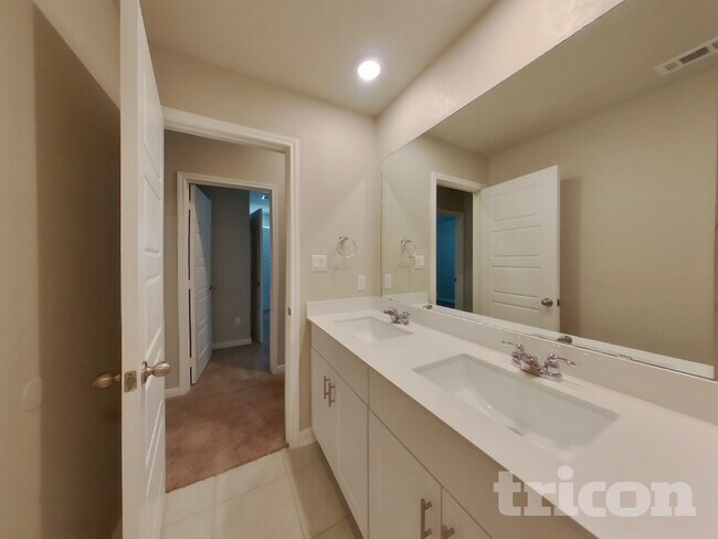 Building Photo - 13551 Paxton Blvd