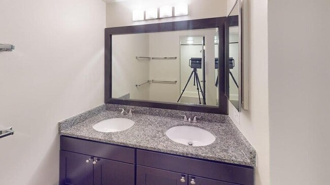 Building Photo - 912 S Forest Ave