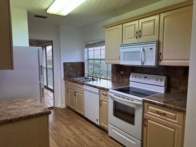 Building Photo - 6622 Via Regina