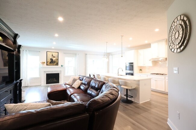 Building Photo - 4 Bedroom, 4 Bath Home w/Backyard Heated Pool overlooking Pearl's Fen